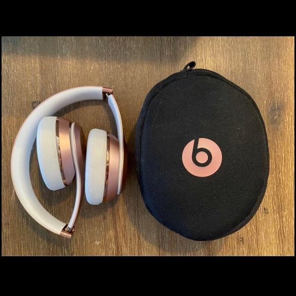 selling my beats i received for christmas because i want the pros - Picture 1 of 2